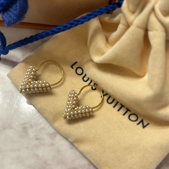 Preloved authentic Louis Vuitton v essential pearl earrings - Picture 4 of 4